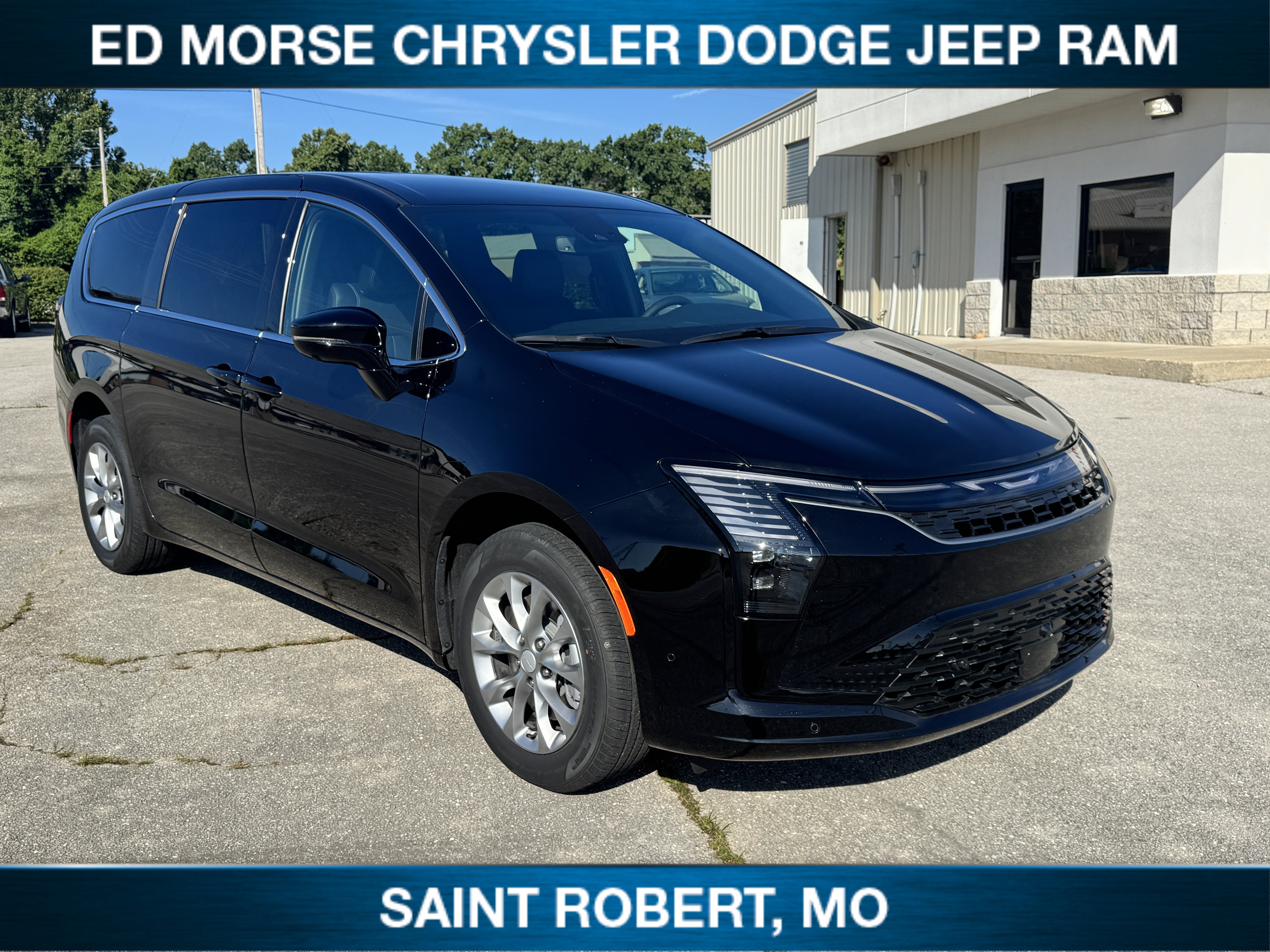 2027 Chrysler Pacifica Select in Diamond Black Crystal Pearlcoat — front three-quarter view