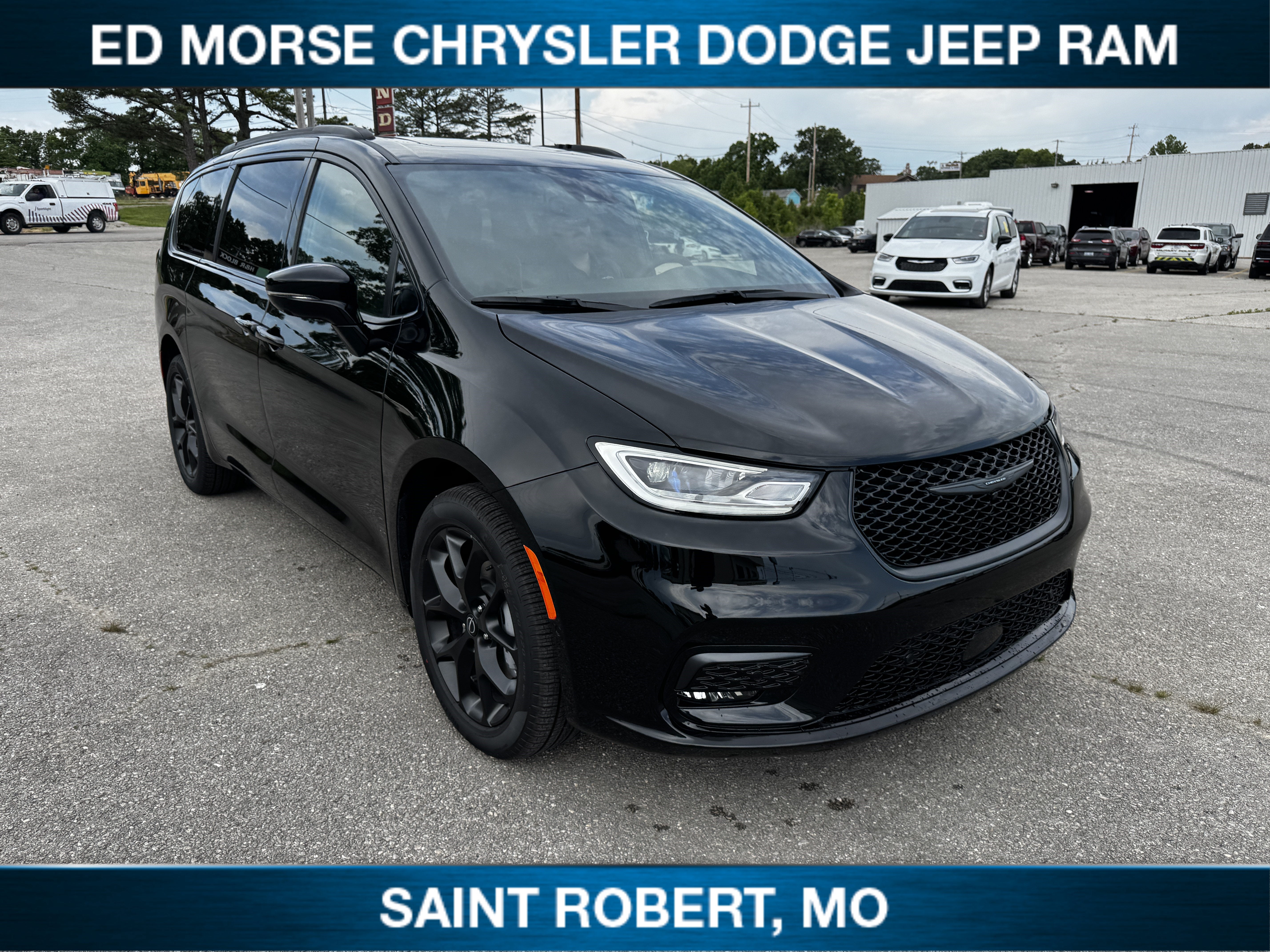 2026 Chrysler Pacifica Limited in Diamond Black Crystal Pearlcoat — front three-quarter view
